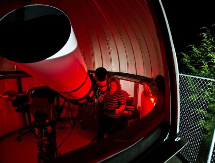 学生们用巨大的望远镜观看星星.
